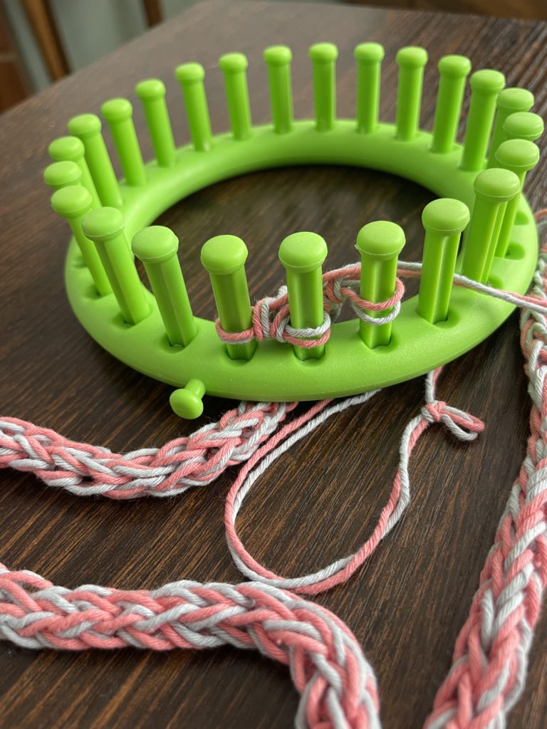 no needles knitting using a loom